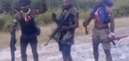 Anggota Organisasi Papua Merdeka (OPM) usai melakukan penembakan terhadap Komandan Koramil (Danramil) 1703-04/Aradide Letda Inf Oktavianus Sogorlay