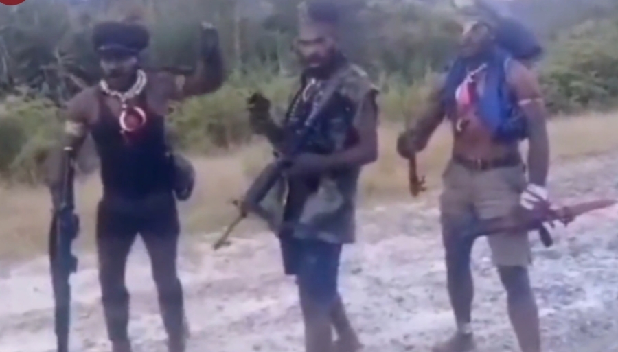 Anggota Organisasi Papua Merdeka (OPM) usai melakukan penembakan terhadap Komandan Koramil (Danramil) 1703-04/Aradide Letda Inf Oktavianus Sogorlay