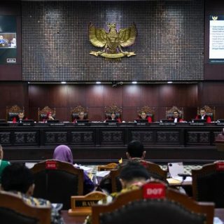 Mahkamah Konstitusi (MK) menggelar sidang pembacaan putusan atas permohonan perselisihan hasil pemilihan umum (PHPU) atau sengketa Pilpres 2024, yang diajukan oleh kubu Anies Baswedan-Muhaimin Iskandar maupun Ganjar Pranowo-Mahfud MD, Senin (22/4/2024). MK akhirnya memutuskan menolak semua permohonan yang diajukan dua pasangan tersebut