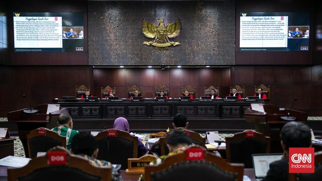 Mahkamah Konstitusi (MK) menggelar sidang pembacaan putusan atas permohonan perselisihan hasil pemilihan umum (PHPU) atau sengketa Pilpres 2024, yang diajukan oleh kubu Anies Baswedan-Muhaimin Iskandar maupun Ganjar Pranowo-Mahfud MD, Senin (22/4/2024). MK akhirnya memutuskan menolak semua permohonan yang diajukan dua pasangan tersebut