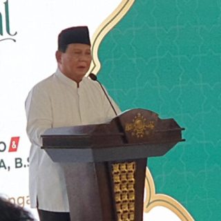Presiden terpilih 2024, Prabowo Subianto, memberi sambutan pada acara halal bihalal PBNU