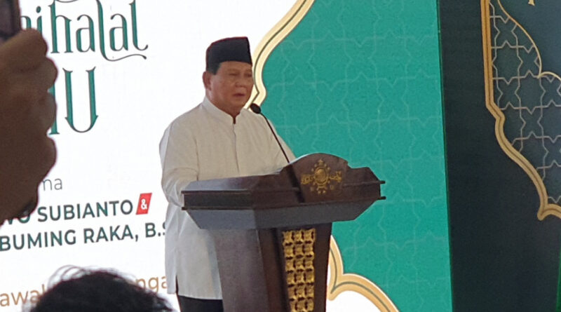 Presiden terpilih 2024, Prabowo Subianto, memberi sambutan pada acara halal bihalal PBNU