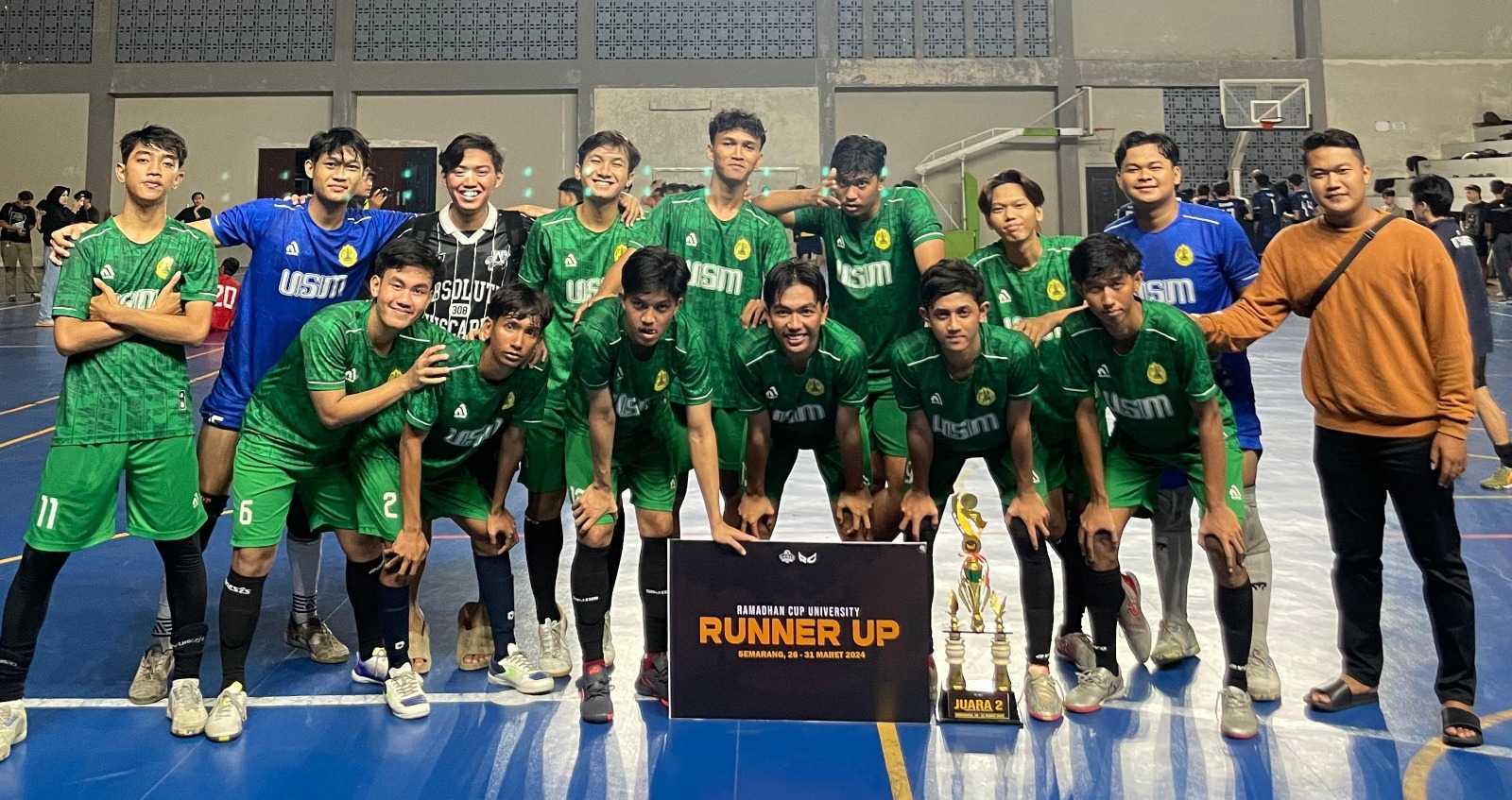 Tim Futsal Putra Universitas Semarang (USM) yang meraih juara 2 dalam Turnamen Ramadan Cup 2024 Antar-universitas Se-Kota Semarang yang berlangsung di GOR Kamiso Unnes dimulai 26 Maret lalu