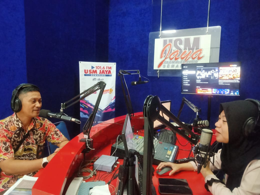 Ketua Program Studi S1-Pariwisata Universitas Semarang (USM), Herman Novry Kristiansen Paninggiran, menjadi narasumber dalam Talkshow USM Update yang dipandu oleh Penyiar Radio USM Jaya Semarang, Putri Sabila, di Studio Radio USM Jaya Semarang, Gedung N USM