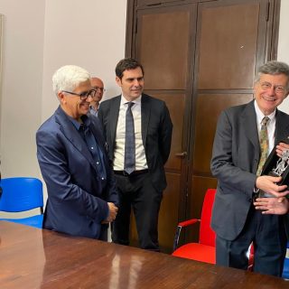 PEMBERIAN CINDERAMATA - AM Putut Prabantoro --Dewan Pembina PWKI (kanan) menyerahkan cinderamata kepada Dott. Paolo Ruffini --Presiden Dikasteri Komunikasi Vatikan (ke-3 dari kiri) disaksikan Andrea Tornielli --Direktur Editorial Dikasteri Komunikasi Vatikan (ke-2 dari kiri), dan Michael Trias Kuncahyono --Dubes RI untuk Takhta Suci (kiri) di Kantor Dikasteri Komunikasi Vatikan, Kota Vatikan, Rabu (17/4/2024). Foto: PWKI/Gora Kunjana