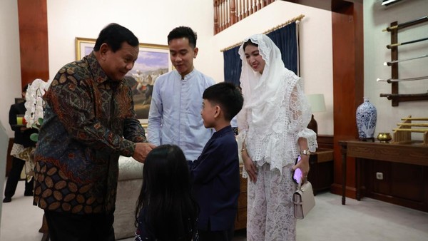 Prabowo Subianto menggelar open house di kediamannya di Jl Kertanegara, Jakarta Selatan, Rabu (10/4/2024). Acara juga dihadiri keluarga Gibran Rakabuming Raka