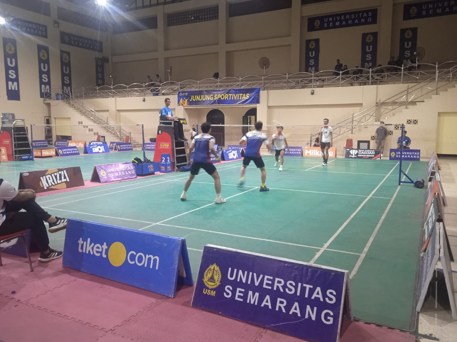 Kejuaraan Bulu Tangkis Antarkelurahan Se-Kota Semarang berlangsung di Gelora USM Semarang