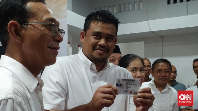 Wali Kota Medan Bobby Nasution menerima Kartu Tanda Anggota Partai Gerindra