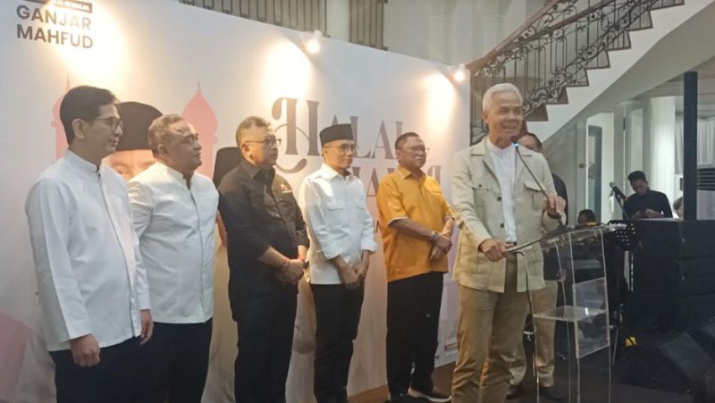 Mantan Capres Ganjar Pranowo memberi sambutan sekaligus membubarkan Tim Pemenangan Nasional (TPN) Ganjar-Mahfud pada acara halal bihalal di Posko Teuku Umar Nomor 9, Jakarta Pusat, Senin (6/5/2024) malam