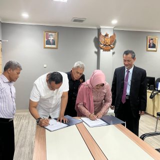 Ketua Umum KONI Kota Semarang Arnaz Agung Andrarasmara dan Rektor Universitas Pandanaran (Unpand) Agustien Zulaidah ST MT menandatangani kerjasama