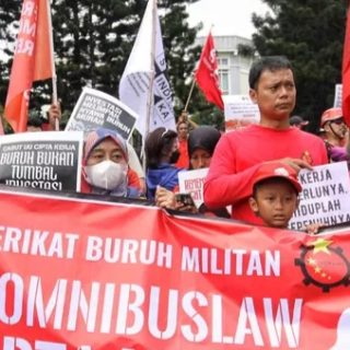Aksi buruh memperingati Hari Buruh Internasional atau May Day juga berlangsung di Bandung, Rabu (1/5)