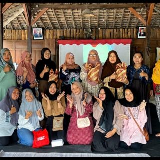 Pelaku UMKM di Kampung Jawi, Kecamatan Gunungpati mendapat Pelatihan Optimalisasi Penjualan Produk Makanan Menggunakan Shopee Food pada Selasa, (8/5/2024). Pelatihan diberikan oleh Tim PkM FTIK Universitas Semarang (USM)