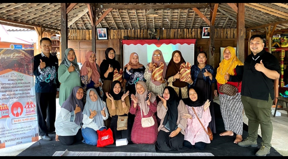Pelaku UMKM di Kampung Jawi, Kecamatan Gunungpati mendapat Pelatihan Optimalisasi Penjualan Produk Makanan Menggunakan Shopee Food pada Selasa, (8/5/2024). Pelatihan diberikan oleh Tim PkM FTIK Universitas Semarang (USM)