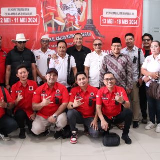 Bakal Calon Wali Kota Semarang Arnaz Agung Andrarasmara mengembalikan berkas pendaftaran di DPC PDIP diiringi para kader dan relawan