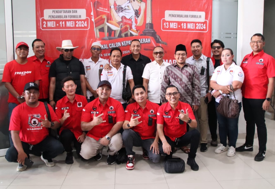 Bakal Calon Wali Kota Semarang Arnaz Agung Andrarasmara mengembalikan berkas pendaftaran di DPC PDIP diiringi para kader dan relawan