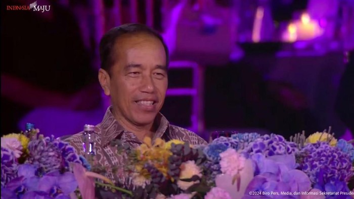 Presiden Joko Widodo menghadiri acara makan malam bagi para delegasi 10th World Water Forum 2024 di Taman Budaya Garuda Wisnu Kencana (GWK), Bali, Minggu (19/5) malam. Bahkan Jokowi terlihat menikmati hiburan dan ikut mendendangkan syair yang dibawakan para penyanyi.