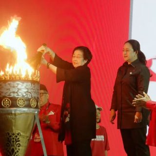 Ketua Umum PDIP Megawati Soekarnoputri menyalakan obor di forum Rakernas V Ancol, Jakarta
