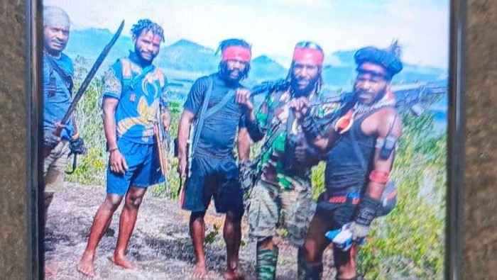 Para Anggota Organisasi Papua Merdeka (OPM), pelaku pembunuhan Danramil 1703-4/Aradide, Lettu (Anm) Oktovianus Sogalrey di Kabupaten Paniai, Papua Tengah