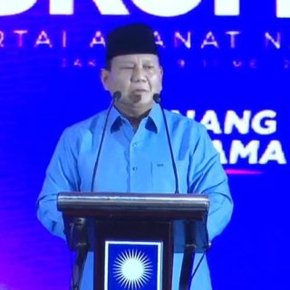 Presiden terpilih Prabowo Subianto menyampaikan sambutan pada acara Rakornas PAN, Jakarta, Kamis (9/5) malam