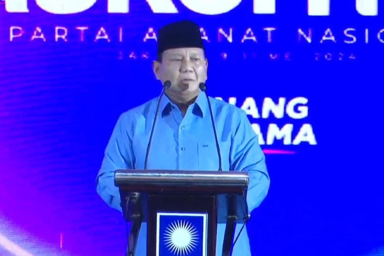 Presiden terpilih Prabowo Subianto menyampaikan sambutan pada acara Rakornas PAN, Jakarta, Kamis (9/5) malam