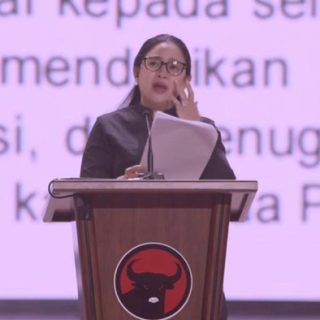 Ketua DPP PDI Perjuangan (PDIP) Puan Maharani menitikkan air mata saat memberi sambutan di Rakernas V PDIP