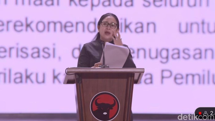 Ketua DPP PDI Perjuangan (PDIP) Puan Maharani menitikkan air mata saat memberi sambutan di Rakernas V PDIP