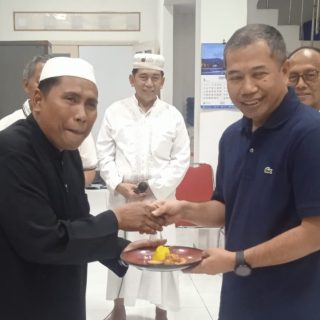 Rektor USM Dr Supari ST MT memberi ucapan selamat kepada KH Saiful Amar dari Magister pada acara syukuran kelulusan dari Magister Hukum di Universitas Semarang