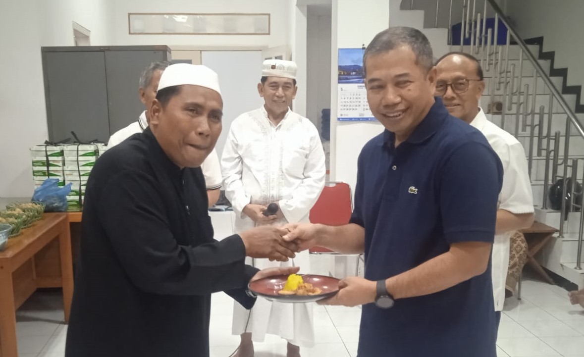 Rektor USM Dr Supari ST MT memberi ucapan selamat kepada KH Saiful Amar dari Magister pada acara syukuran kelulusan dari Magister Hukum di Universitas Semarang