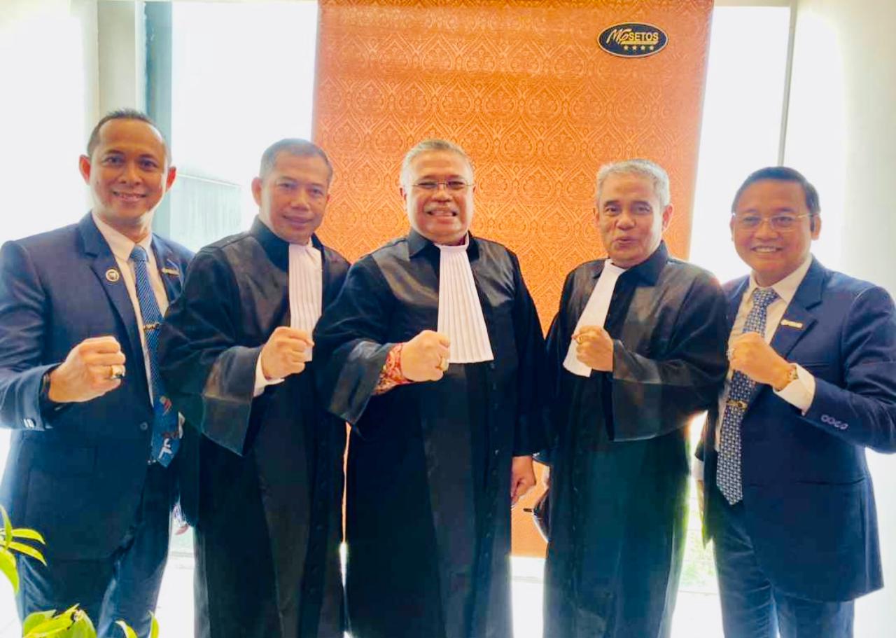 Rektor USM, Dr Supari ST MT (nomor 2 dari kiri) ikut dikukuhkan sebagai anggota Dewan Kehormatan Daerah (DKD) Peradi Kota Semarang periode 2023–2026