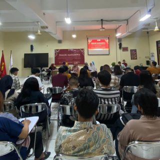 Dialog Mahasiswa 1 dengan tema "Mewujudkan Aspirasi dan Inspirasi Guna Memajukan Fakultas Hukum yang PASTI (Progresif Adaptif Suportif Tanggap dan Indikatif)" di Ruang D.2.3 dan Ruang D.2.1 Gedung D FH USM pada Senin (13/5/2024). Acara ini diselenggarakan Dewan Mahasiswa (Dema) Fakultas Hukum (FH) Universitas Semarang (USM)