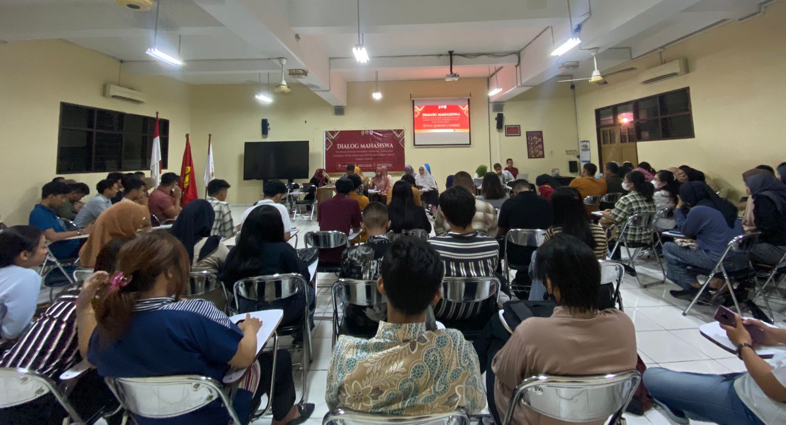 Dialog Mahasiswa 1 dengan tema "Mewujudkan Aspirasi dan Inspirasi Guna Memajukan Fakultas Hukum yang PASTI (Progresif Adaptif Suportif Tanggap dan Indikatif)" di Ruang D.2.3 dan Ruang D.2.1 Gedung D FH USM pada Senin (13/5/2024). Acara ini diselenggarakan Dewan Mahasiswa (Dema) Fakultas Hukum (FH) Universitas Semarang (USM)