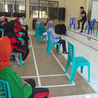 Kegiatan tim peneliti Universitas Semarang (USM) saat melakukan penelitian mengenai efektivitas latihan kekuatan otot kaki terhadap intensitas nyeri lutut kepada warga Kelurahan Tlogosari Kulon berusia 40 tahun ke atas