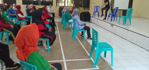 Kegiatan tim peneliti Universitas Semarang (USM) saat melakukan penelitian mengenai efektivitas latihan kekuatan otot kaki terhadap intensitas nyeri lutut kepada warga Kelurahan Tlogosari Kulon berusia 40 tahun ke atas