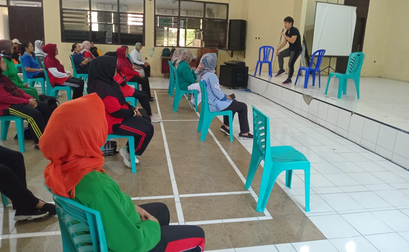 Kegiatan tim peneliti Universitas Semarang (USM) saat melakukan penelitian mengenai efektivitas latihan kekuatan otot kaki terhadap intensitas nyeri lutut kepada warga Kelurahan Tlogosari Kulon berusia 40 tahun ke atas
