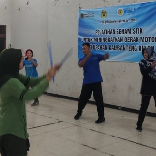 Pelatihan Senam Stik kepada Warga Kalibanteng Kulon, khususnya warga RW 06 Semarang Barat, yang diberikan Tim PkM Universitas Semarang (USM) pada 11 Mei 2024 di Aula Kelurahan Kalibanteng Kulon