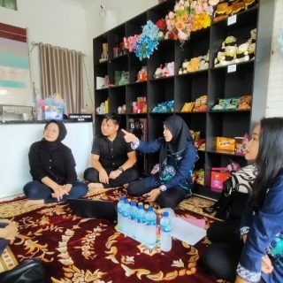 Kegiatan Pendampingan Penerapan Manajemen Strategi Bisnis untuk Meningkatkan Kinerja Usaha yang dilakukan Tim Pengabdian kepada Masyarakat Universitas Semarang (PkM USM) pada UMKM Buket dan Selempang Asagift.id di Jl.Lamper Tengah VIII No.9 Semarang, baru-baru ini