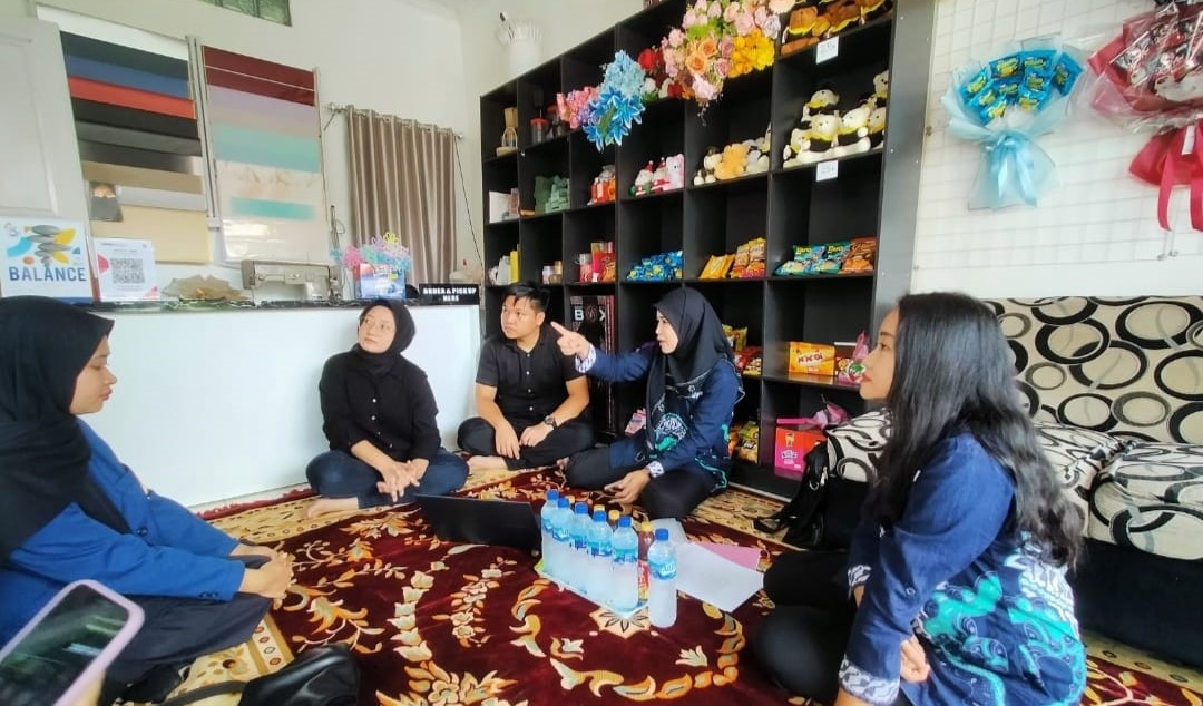 Kegiatan Pendampingan Penerapan Manajemen Strategi Bisnis untuk Meningkatkan Kinerja Usaha yang dilakukan Tim Pengabdian kepada Masyarakat Universitas Semarang (PkM USM) pada UMKM Buket dan Selempang Asagift.id di Jl.Lamper Tengah VIII No.9 Semarang, baru-baru ini