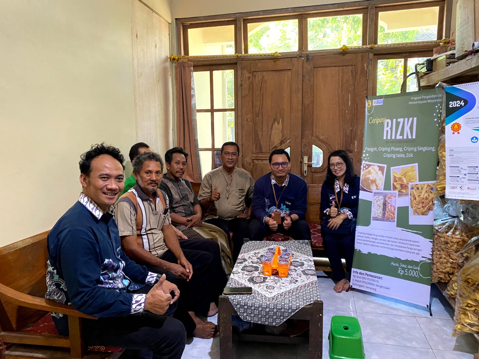 Pelaku usaha Kampung Tematik Kepoh mendapat pelatihan Penulisan Digital Advertisement Descriptive Writing dari Tim Pengabdian kepada Masyarakat Universitas Semarang (PkM USM) pada 24 Mei 2024