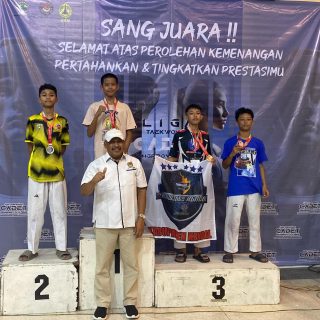 Para juara dari salah satu kelas menerima penghargaan di hari pertama Liga Taekwondo Cadet Piala Rektor USM di Gelora USM Jl Soekarno-Hatta, Tlogosari pada 25 Mei 2024