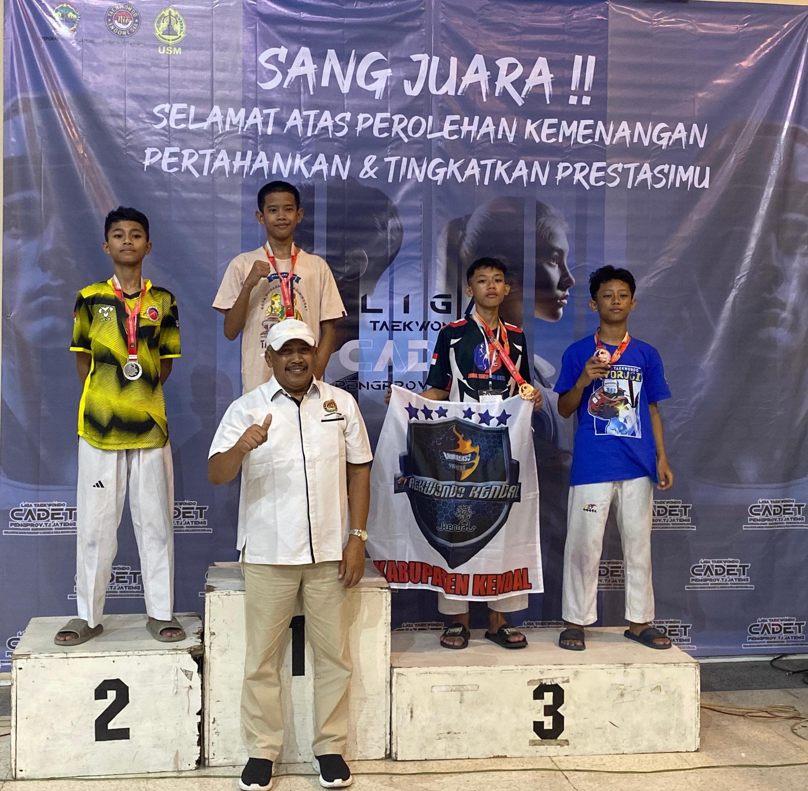 Para juara dari salah satu kelas menerima penghargaan di hari pertama Liga Taekwondo Cadet Piala Rektor USM di Gelora USM Jl Soekarno-Hatta, Tlogosari pada 25 Mei 2024