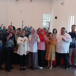 Para pelaku UMKM dan Tim Pengabdian kepada Masyarakat Fakultas Ekonomi Universitas Semarang (PkM USM) berfoto bersama dalam kegiatan pendampingan di Aula Kelurahan Sumurboto, Kecamatan Banyumanik, Kota Semarang pada 8 Mei 2024