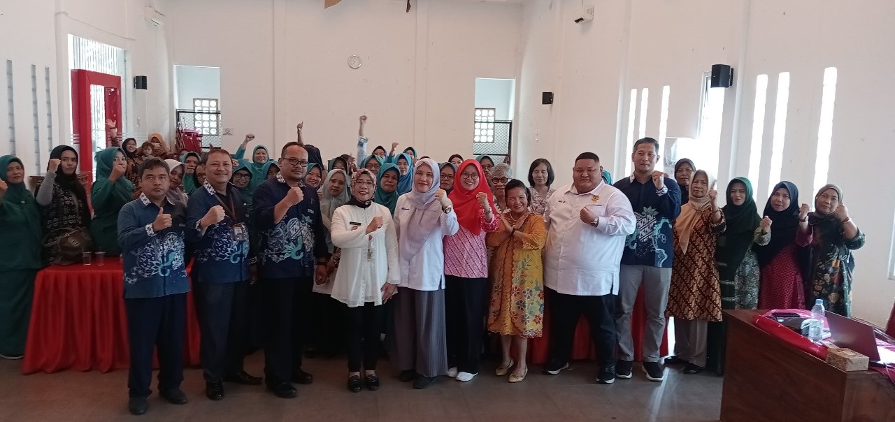 Para pelaku UMKM dan Tim Pengabdian kepada Masyarakat Fakultas Ekonomi Universitas Semarang (PkM USM) berfoto bersama dalam kegiatan pendampingan di Aula Kelurahan Sumurboto, Kecamatan Banyumanik, Kota Semarang pada 8 Mei 2024
