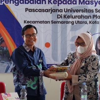 Salah satu peserta mendapat doorprize dalam kegiatan sosialisasi hukum yang diadakan Tim Pengabdian kepada Masyarakat (PkM) dosen Prodi Magister Hukum USM di Kelurahan Plombokan, Semarang Utara, pada 21 Mei 2024