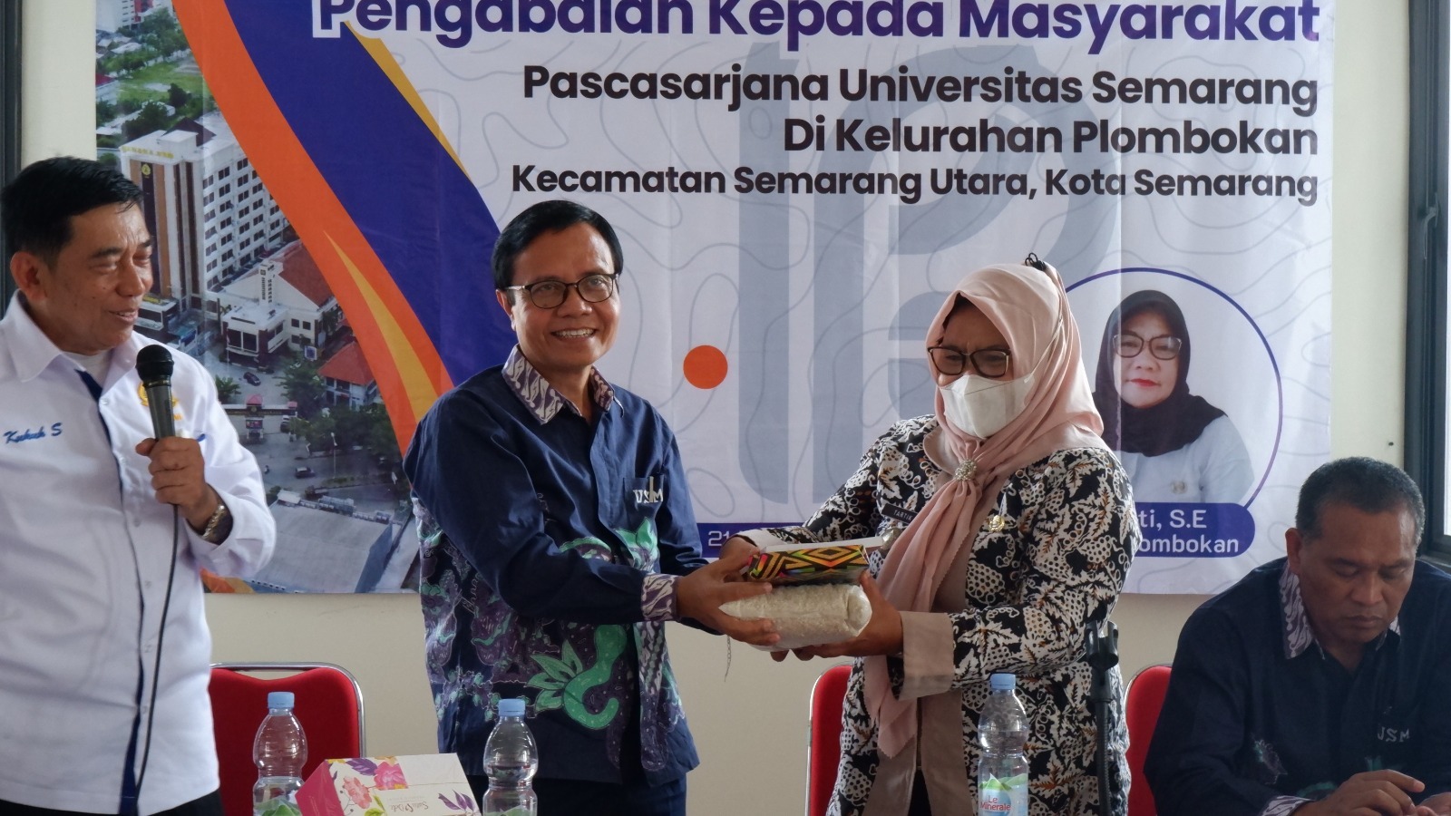 Salah satu peserta mendapat doorprize dalam kegiatan sosialisasi hukum yang diadakan Tim Pengabdian kepada Masyarakat (PkM) dosen Prodi Magister Hukum USM di Kelurahan Plombokan, Semarang Utara, pada 21 Mei 2024