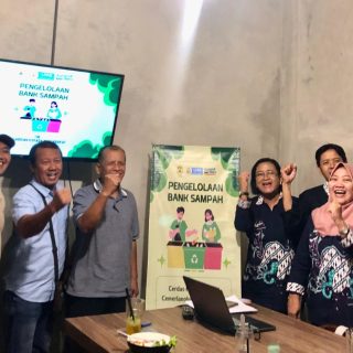 Pengelola bank sampah di RT 006/RW 002, Kembangsari, Semarang Tengah, mendapat pelatihan pengelolaan bank sampah dari Tim Pengabdian kepada Masyarakat (PKM) Universitas Semarang (USM), baru-baru ini
