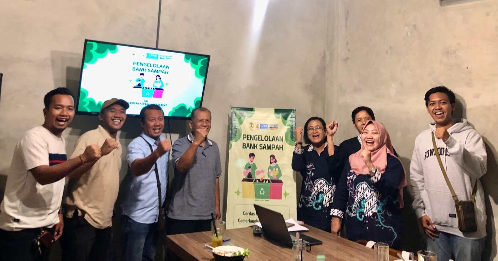 Pengelola bank sampah di RT 006/RW 002, Kembangsari, Semarang Tengah, mendapat pelatihan pengelolaan bank sampah dari Tim Pengabdian kepada Masyarakat (PKM) Universitas Semarang (USM), baru-baru ini