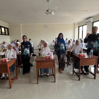Kegiatan Pelatihan Penanganan Pascapanen Daun Kelor untuk Kesehatan oleh Tim Pengabdian kepada Masyarakat Universitas Semarang (PkM USM) kepada Siswa Jurusan Tata Boga SMK Ibu Kartini Semarang di Jl Sultan Agung No 77 Semarang, pada 21 Mei 2024