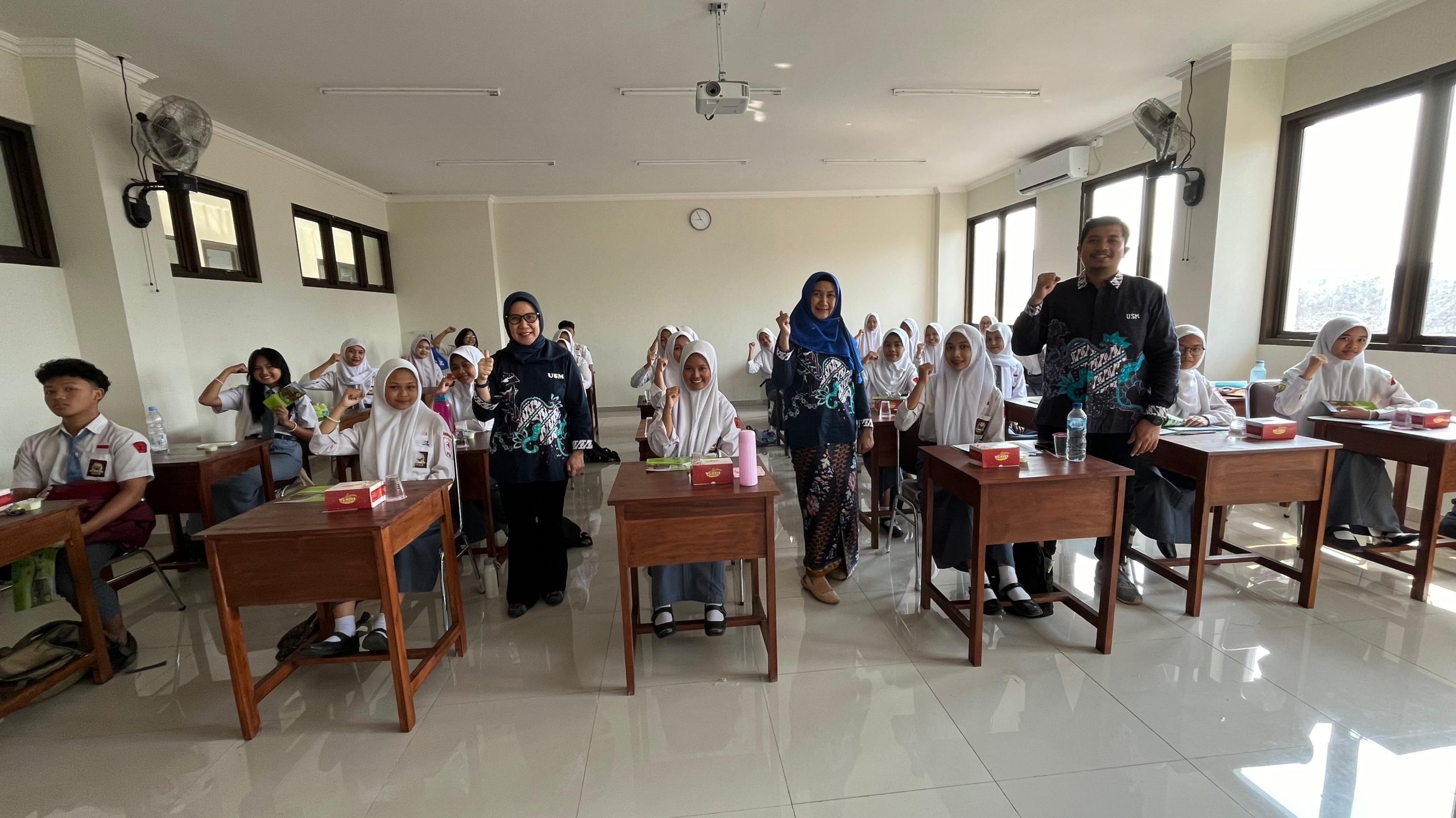 Kegiatan Pelatihan Penanganan Pascapanen Daun Kelor untuk Kesehatan oleh Tim Pengabdian kepada Masyarakat Universitas Semarang (PkM USM) kepada Siswa Jurusan Tata Boga SMK Ibu Kartini Semarang di Jl Sultan Agung No 77 Semarang, pada 21 Mei 2024