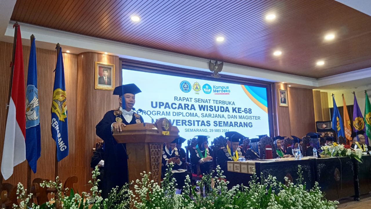 Rektor USM, Dr Supari ST MT memberi sambutan pada Upacara Wisuda Ke-68 USM di Auditorium Ir Widjatmoko dan Gedung Prof Dr Muladi SH pada 29 Mei 2024