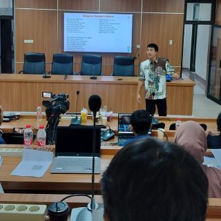 Trainer Guru dari Amerika Serikat, Yuta Otake tampil dalam Lokakarya yang diselenggarakan Bina Bahasa Jaya (BBJ) Universitas Semarang (USM) di ruang teleconference, Gedung Menara USM lantai 8 pada 29-30 Mei 2024. Kegiatan tersebut mengusung tema “Empowering Educators Through Storytelling”